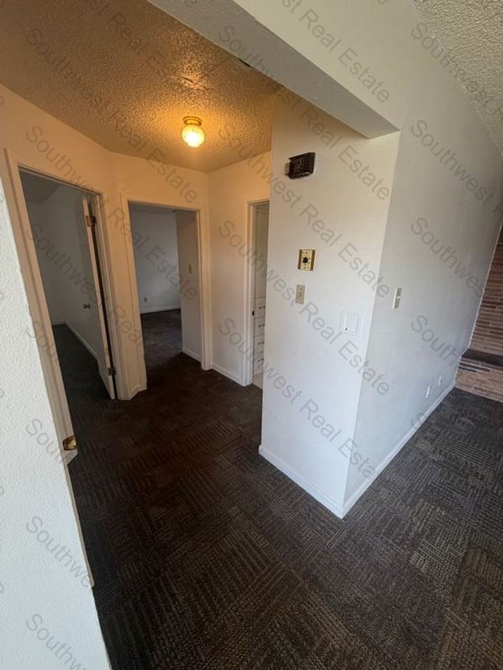 1412 W 10th St - Photo 4 of 12