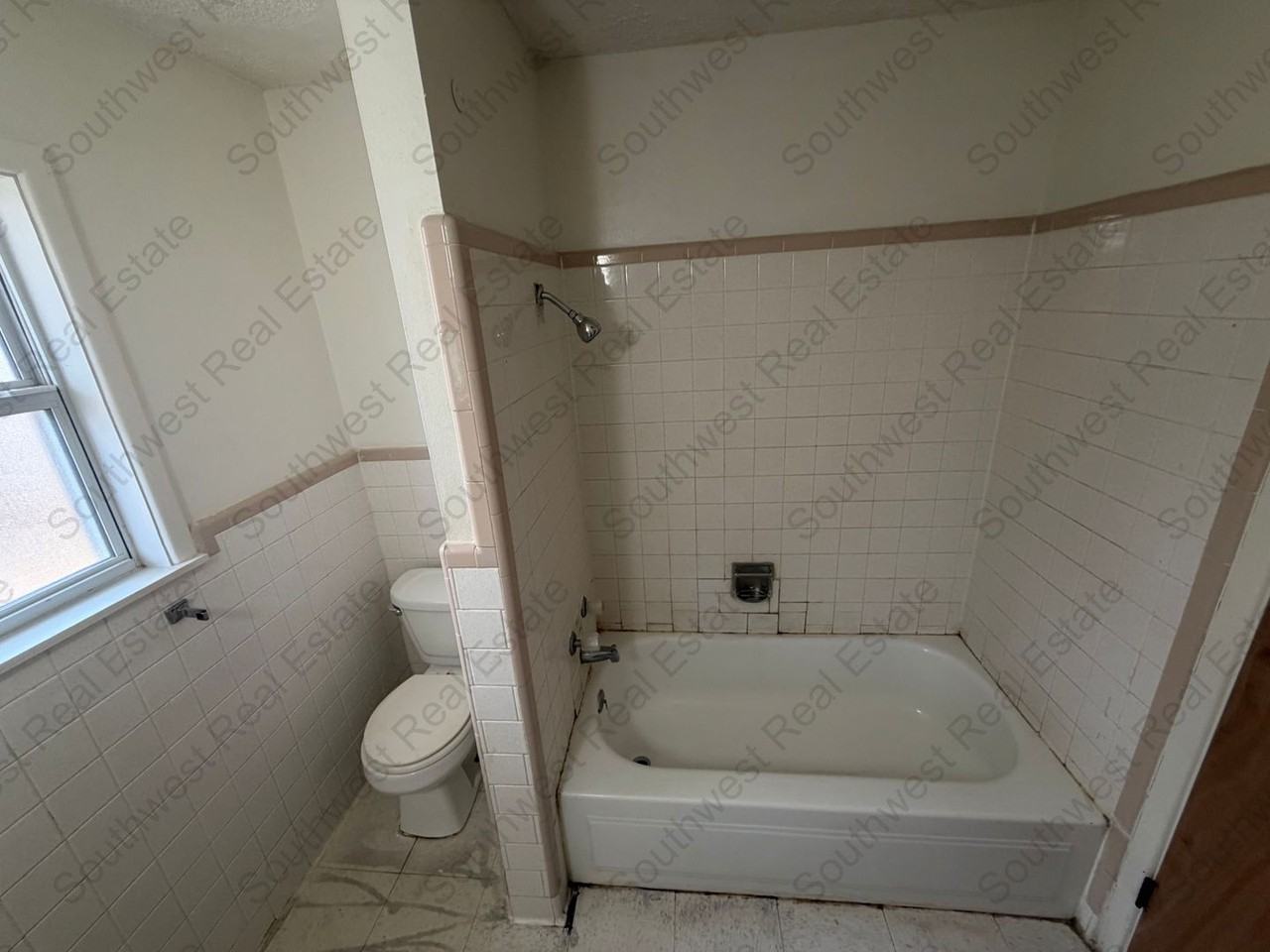 1412 W 10th St - Photo 5 of 12