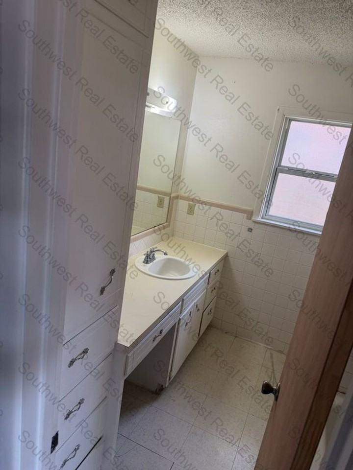 1412 W 10th St - Photo 6 of 12