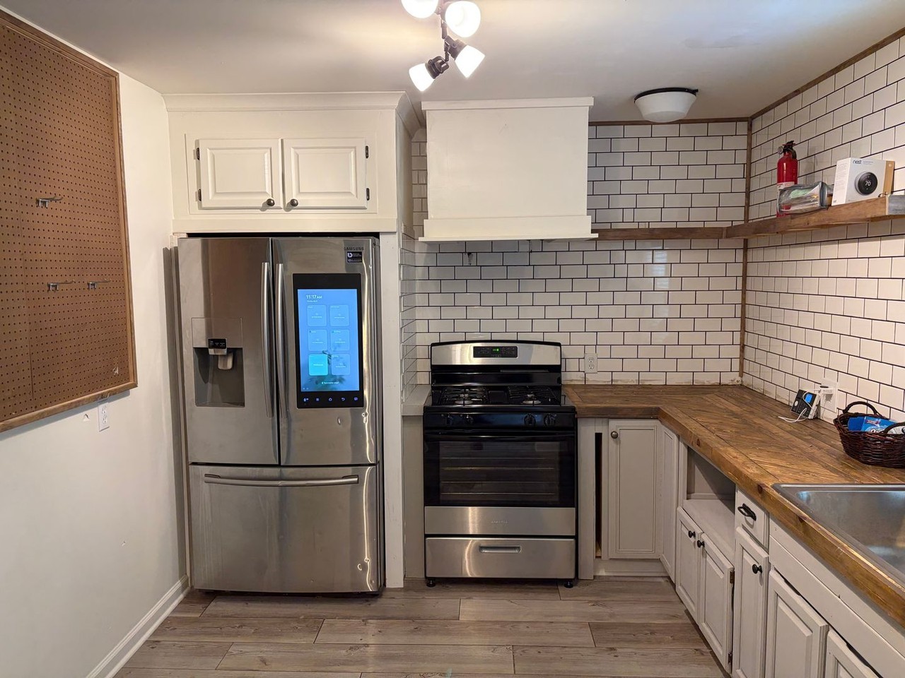 555 Upland St - Photo 7 of 36