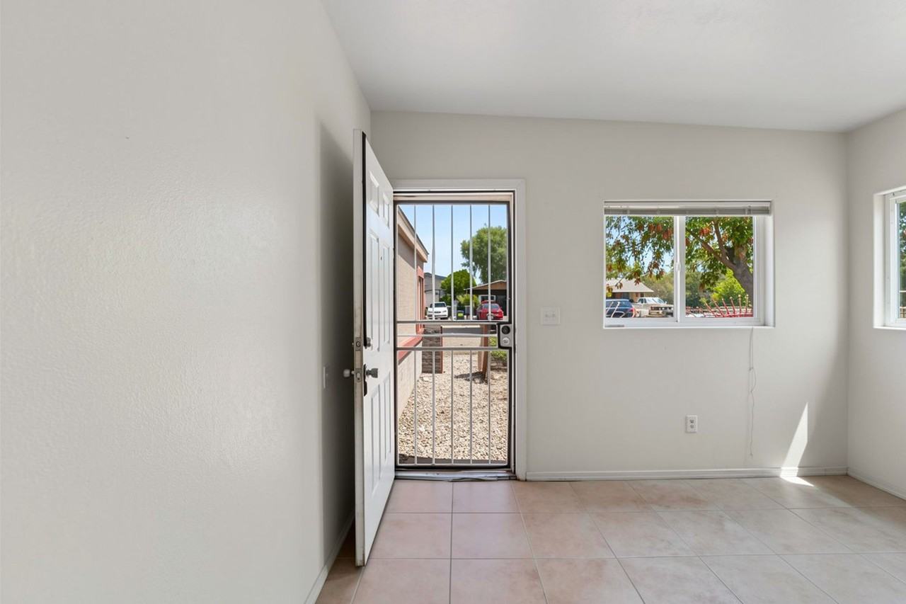 13507 W Stella Ln - Photo 2 of 38