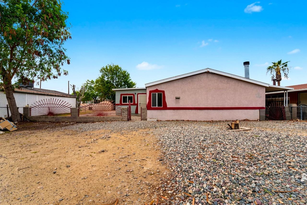 13507 W Stella Ln - Photo 4 of 38