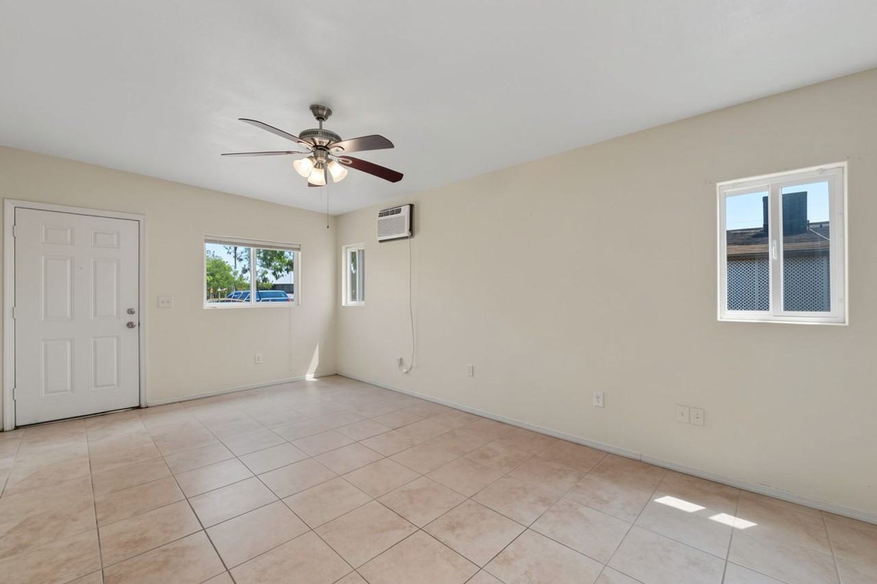 13507 W Stella Ln - Photo 5 of 38