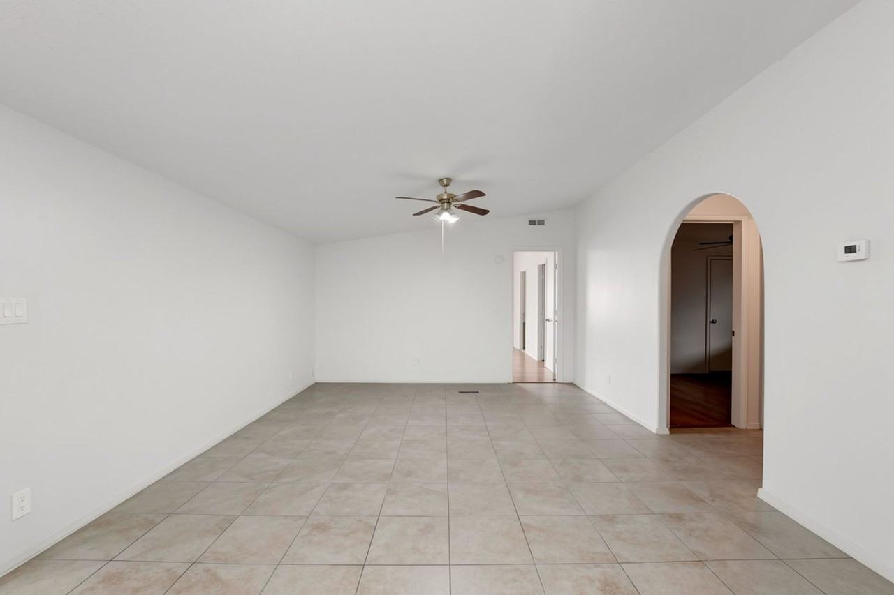 13507 W Stella Ln - Photo 7 of 38