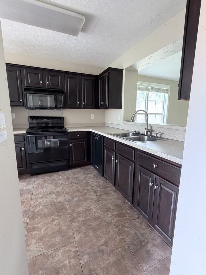 1354 Meadow Glen Rd - Photo 3 of 16