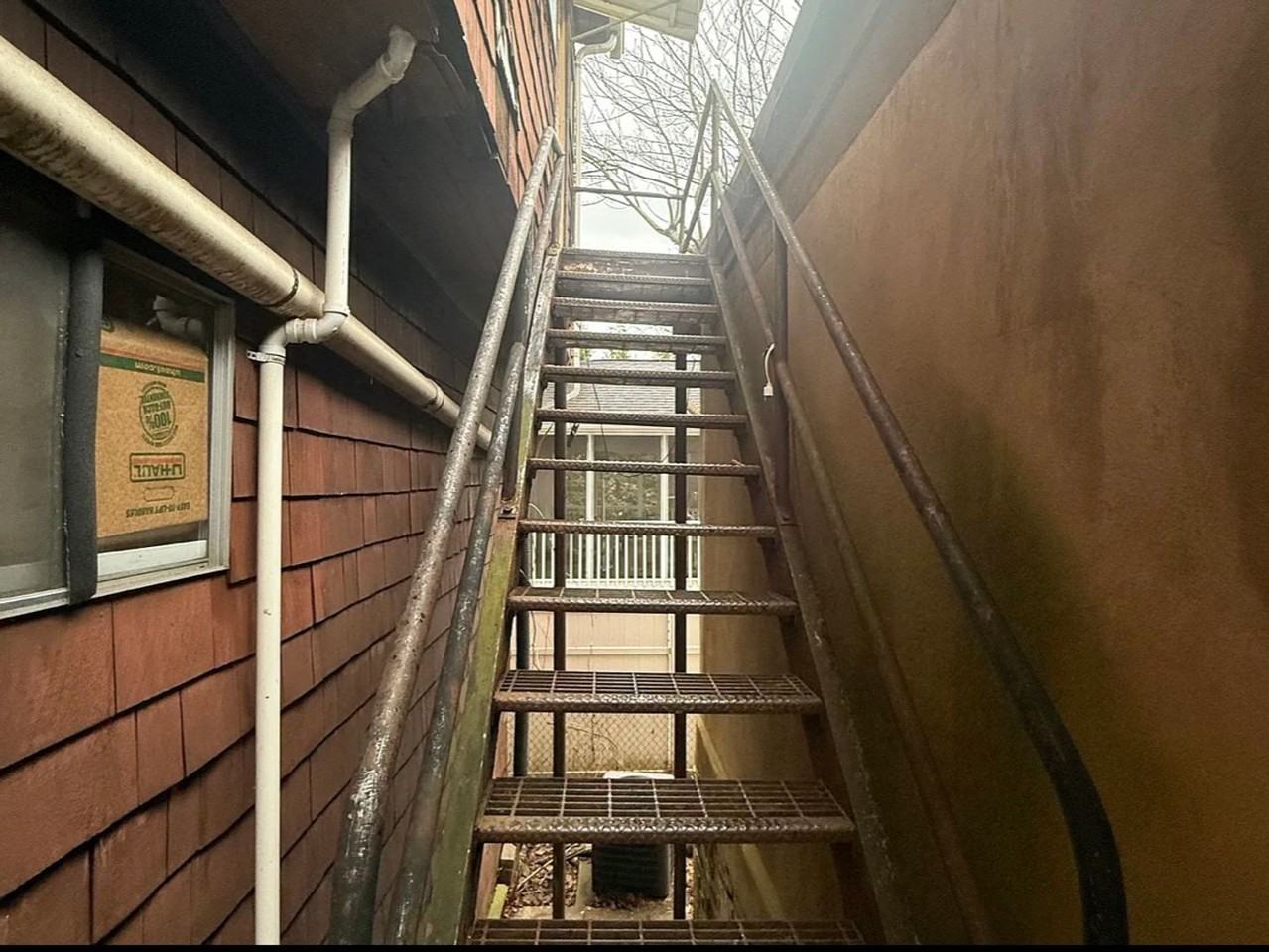 1566 Quarrier St - Photo 2 of 6