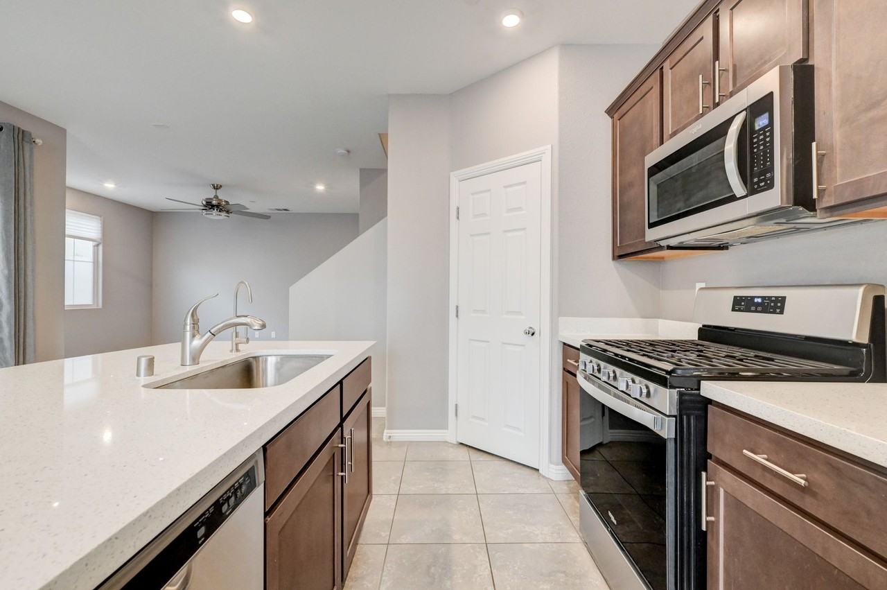 10669 Sariah Skye Ave - Photo 4 of 21