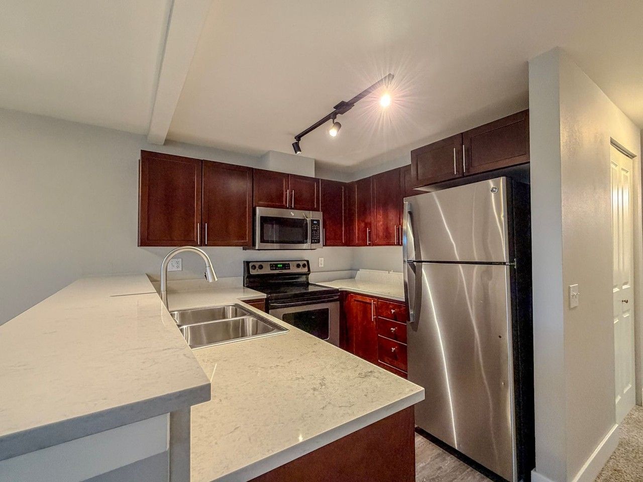 566 Prospect St - Photo 3 of 18