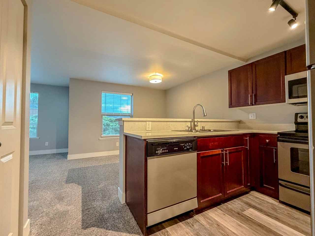 566 Prospect St - Photo 4 of 18