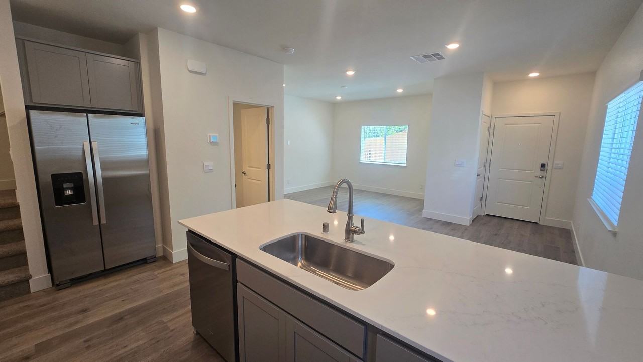 5854 Altitude St - Photo 4 of 31