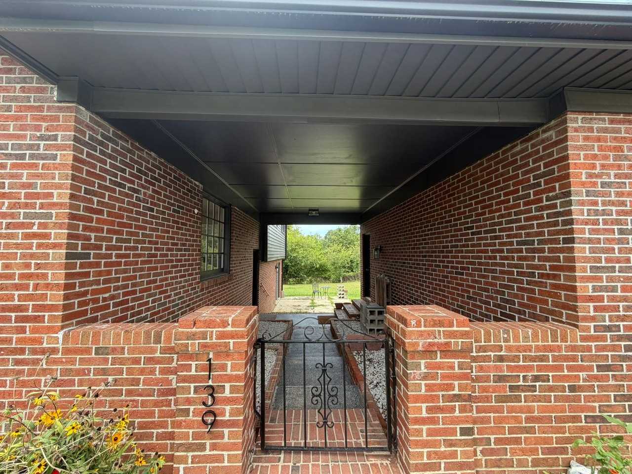 139 Ingleside Dr - Photo 2 of 25