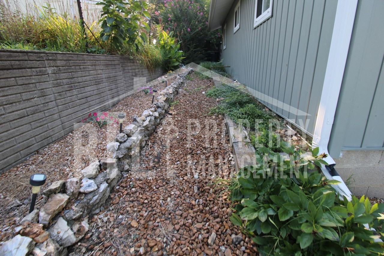 12 Lakehaven Dr - Photo 3 of 26