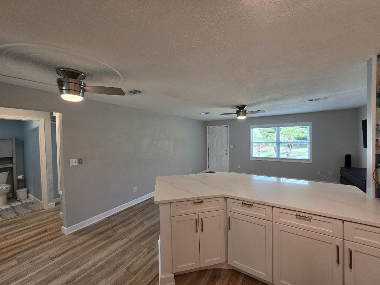 313 Surf St - Photo 4 of 18