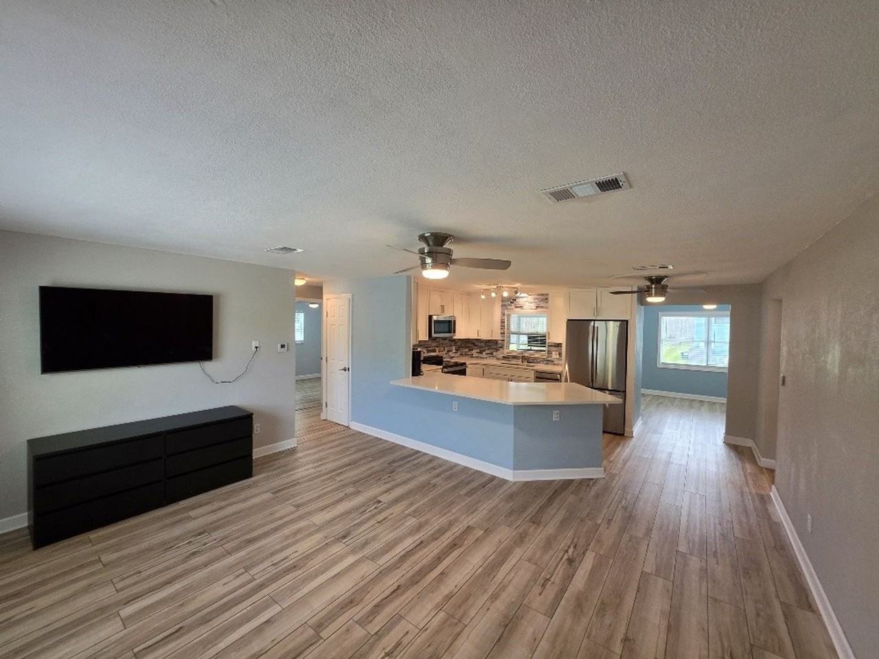 313 Surf St - Photo 5 of 18