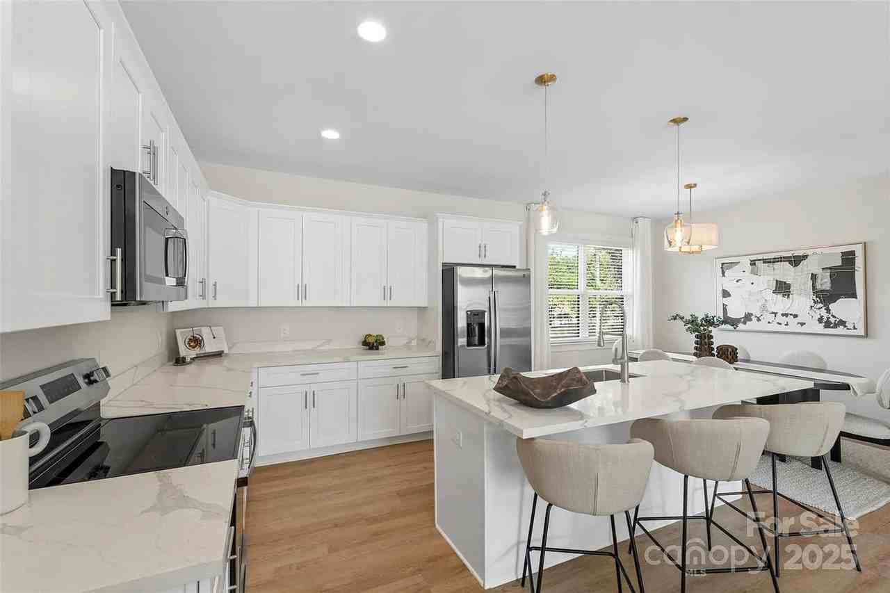 1104 Wonder Way - Photo 3 of 37
