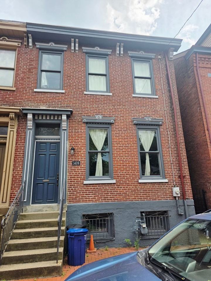 1409 Sheffield St - Photo 2 of 44