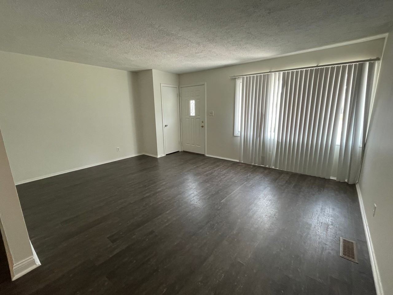 110 N Tyrone Dr - Photo 2 of 10