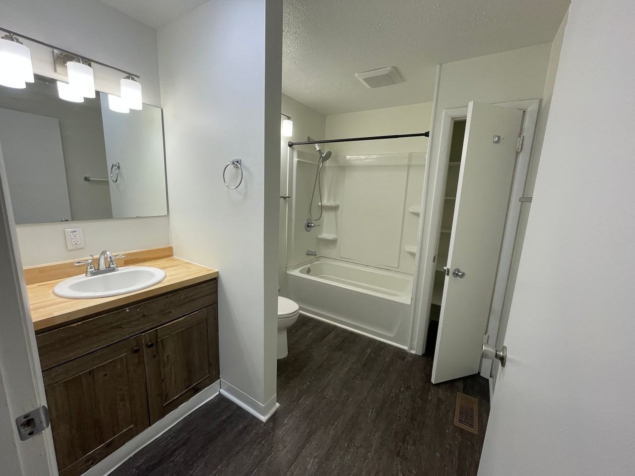 110 N Tyrone Dr - Photo 5 of 10
