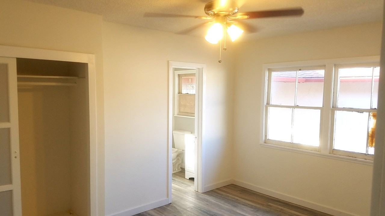 12001 College Ave - Photo 5 of 15