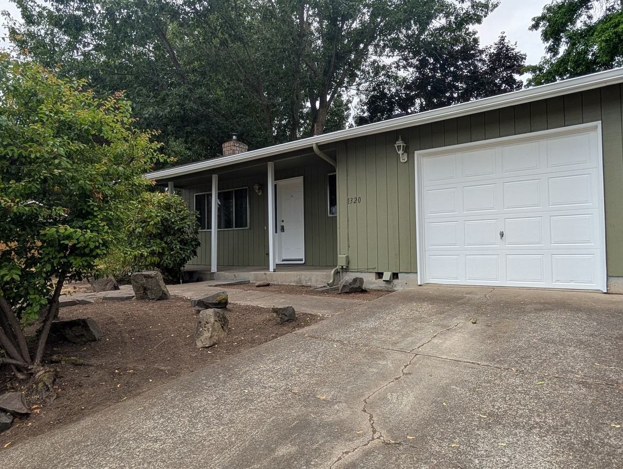 1320 Candlelight Dr - Photo 2 of 21