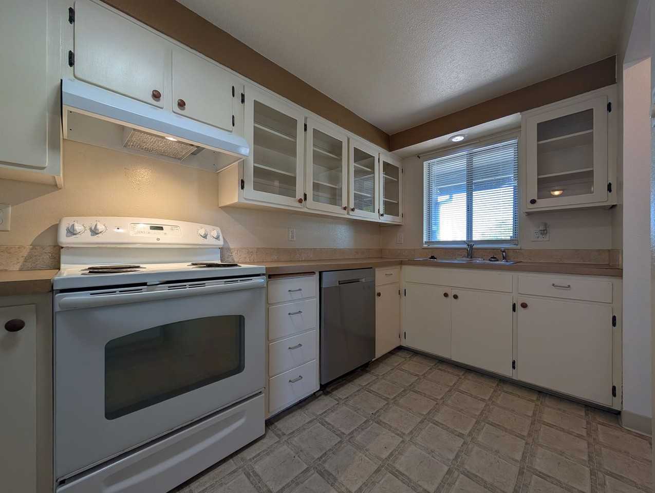 1320 Candlelight Dr - Photo 7 of 21