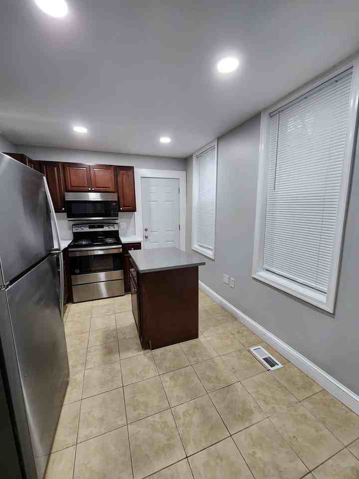 2516 N Jessup St - Photo 3 of 8