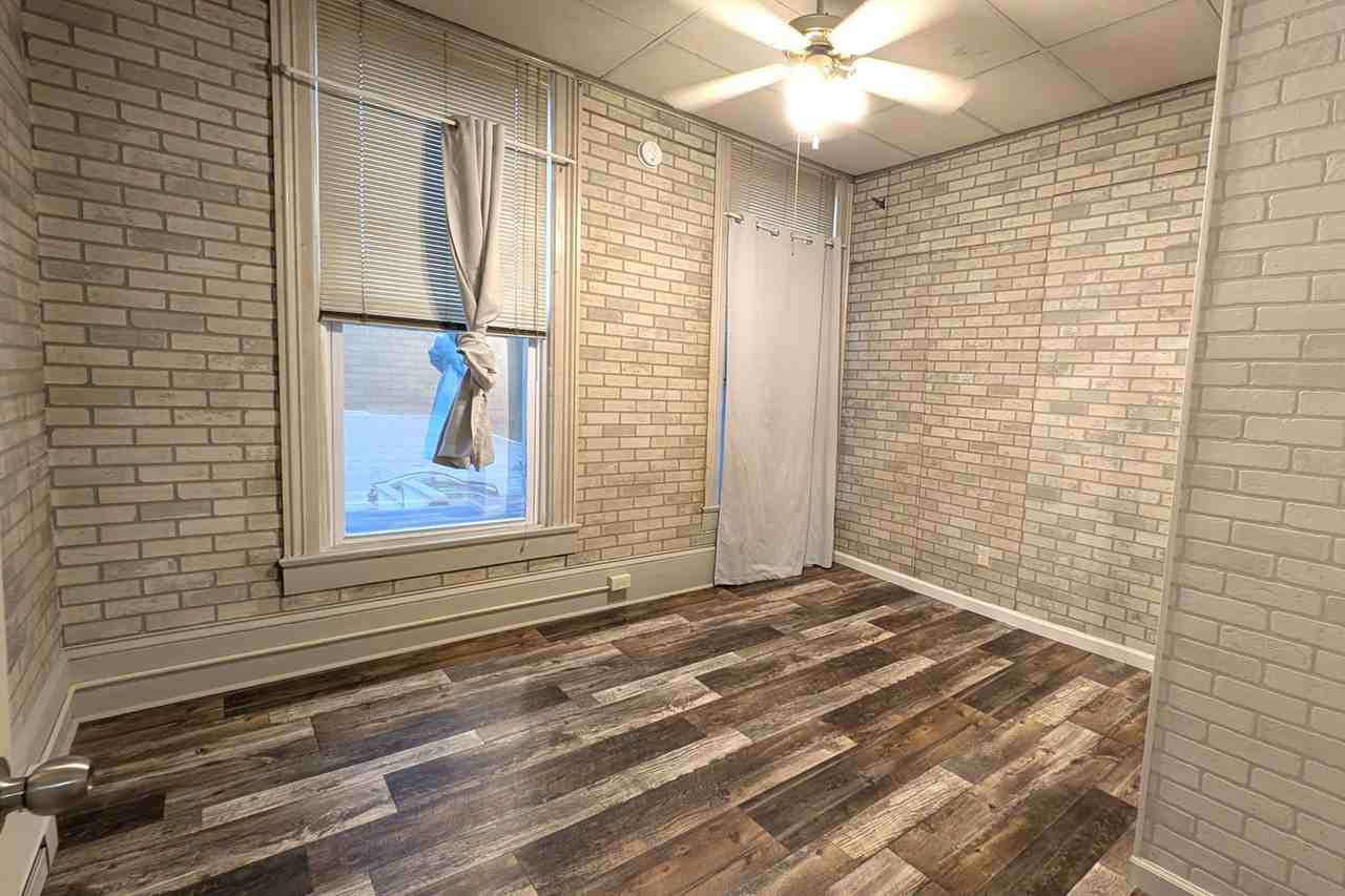 121 W Colby St - Photo 2 of 10