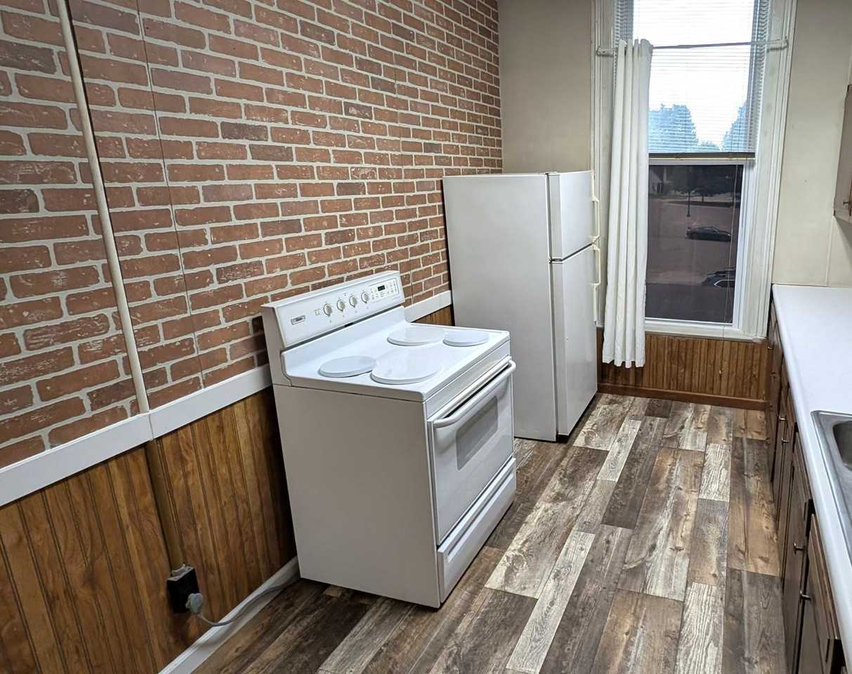 121 W Colby St - Photo 6 of 10