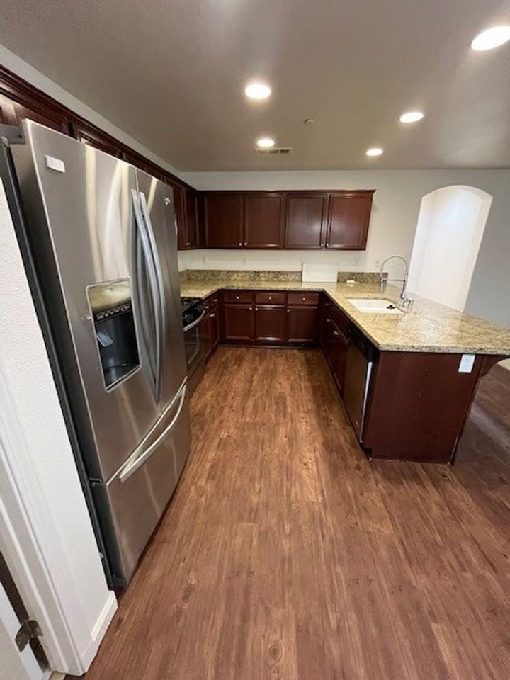 414 Edgewater St - Photo 6 of 29