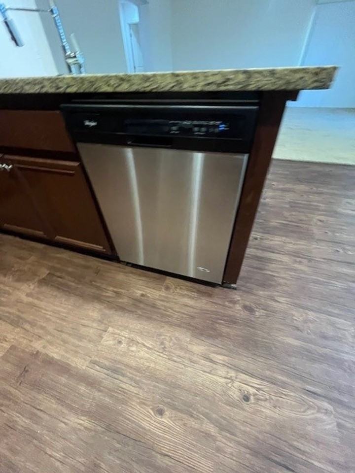 414 Edgewater St - Photo 7 of 29