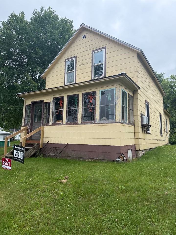 814 Lake Ave E - Photo 2 of 2