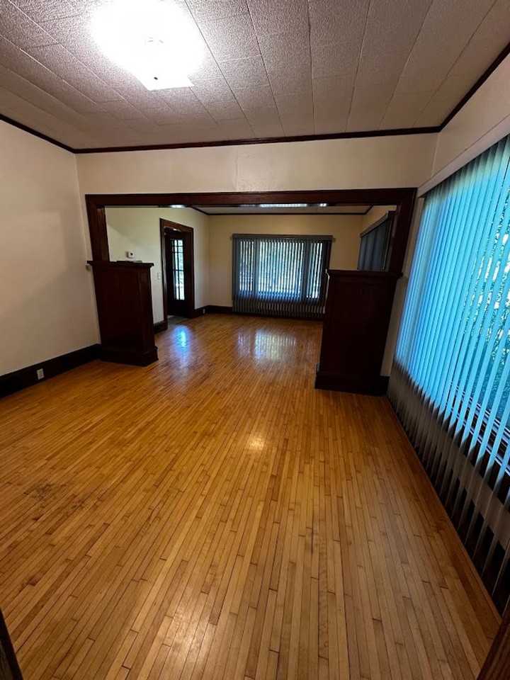 625 Iowa Ave Ne - Photo 3 of 17