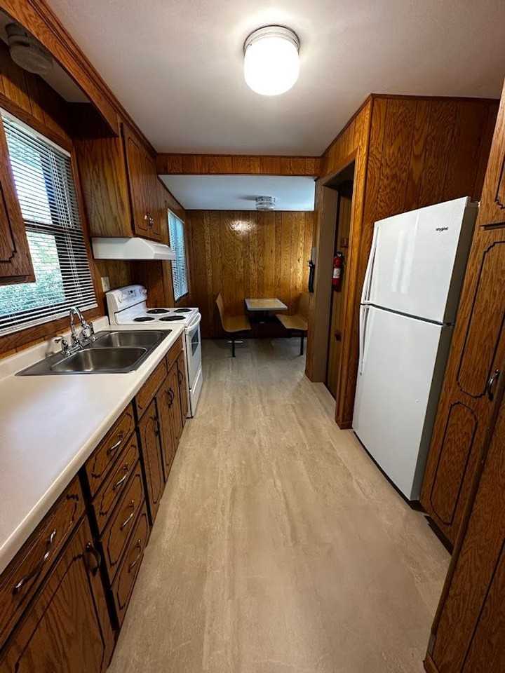 625 Iowa Ave Ne - Photo 5 of 17
