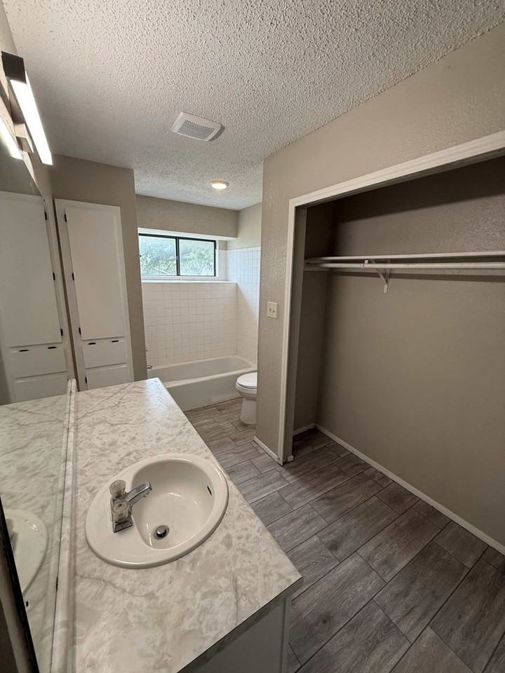 1204 Greenbriar Loop - Photo 2 of 9