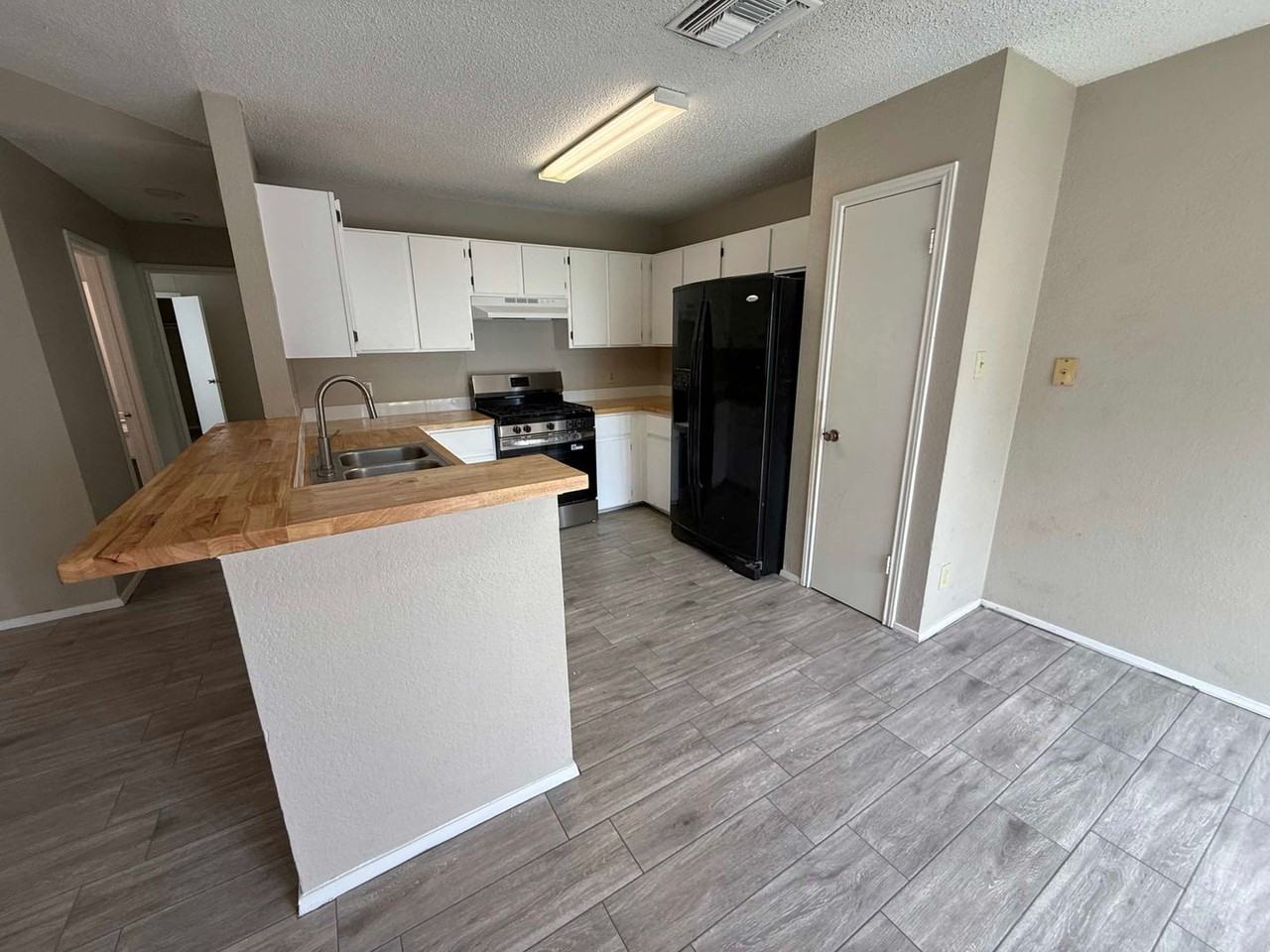 1204 Greenbriar Loop - Photo 3 of 9