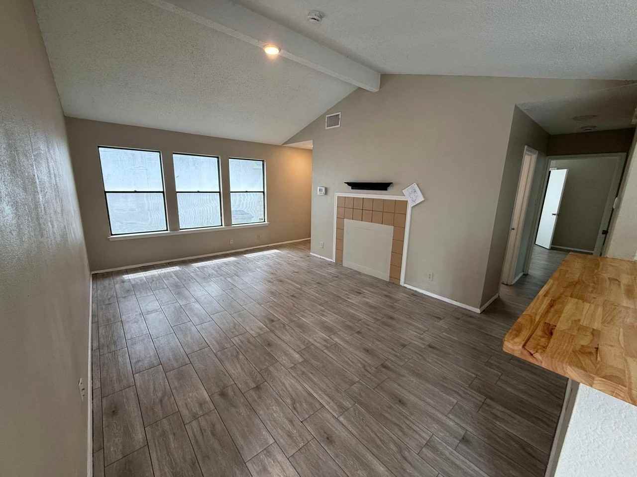 1204 Greenbriar Loop - Photo 4 of 9