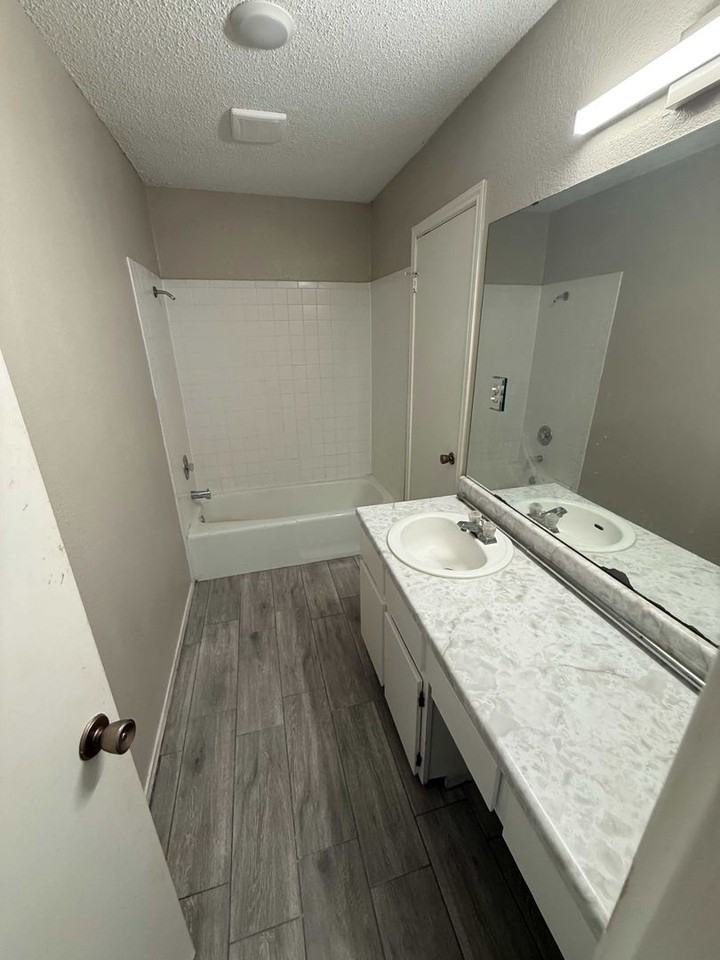 1204 Greenbriar Loop - Photo 5 of 9