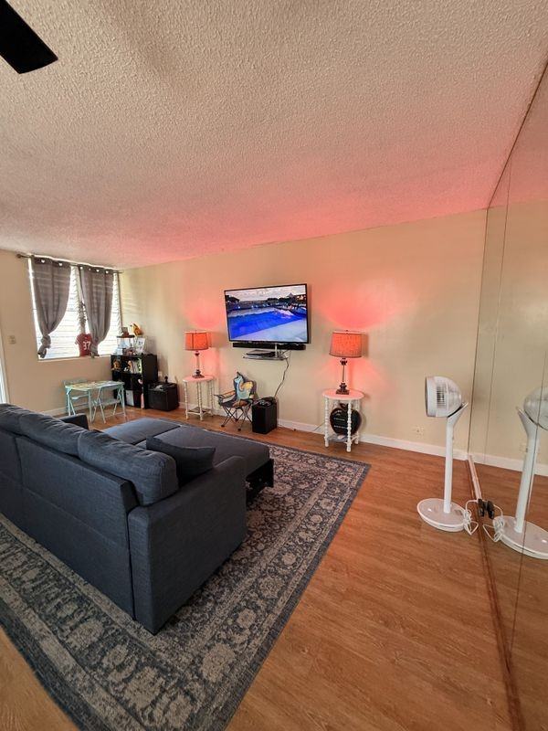 1526 Kewalo St - Photo 4 of 17