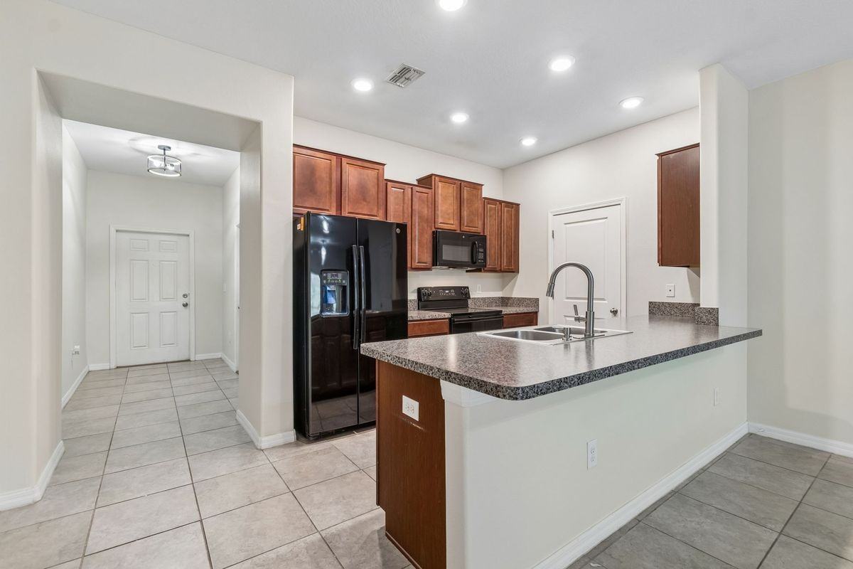 10687 Lake Montauk Dr - Photo 5 of 37
