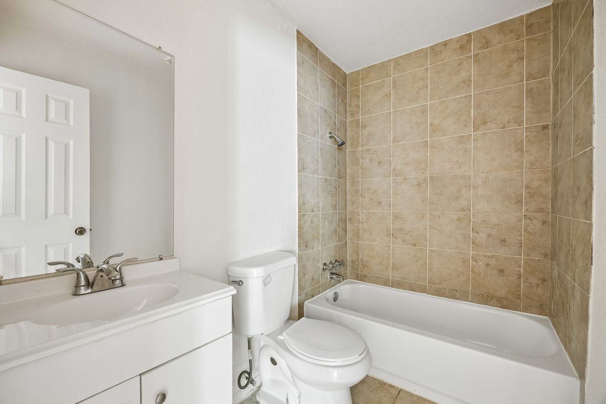 6221 Pine St - Photo 2 of 12