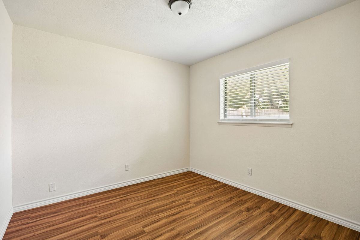 6221 Pine St - Photo 3 of 12