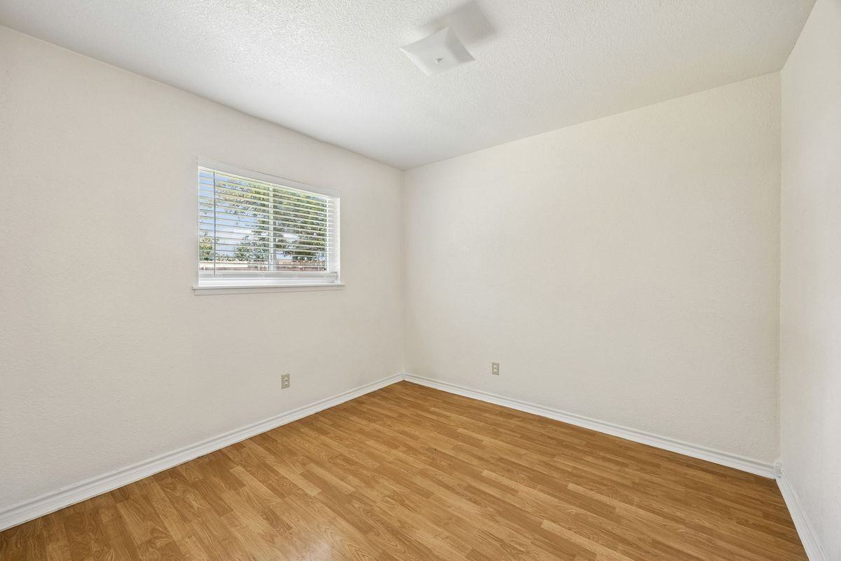 6221 Pine St - Photo 5 of 12