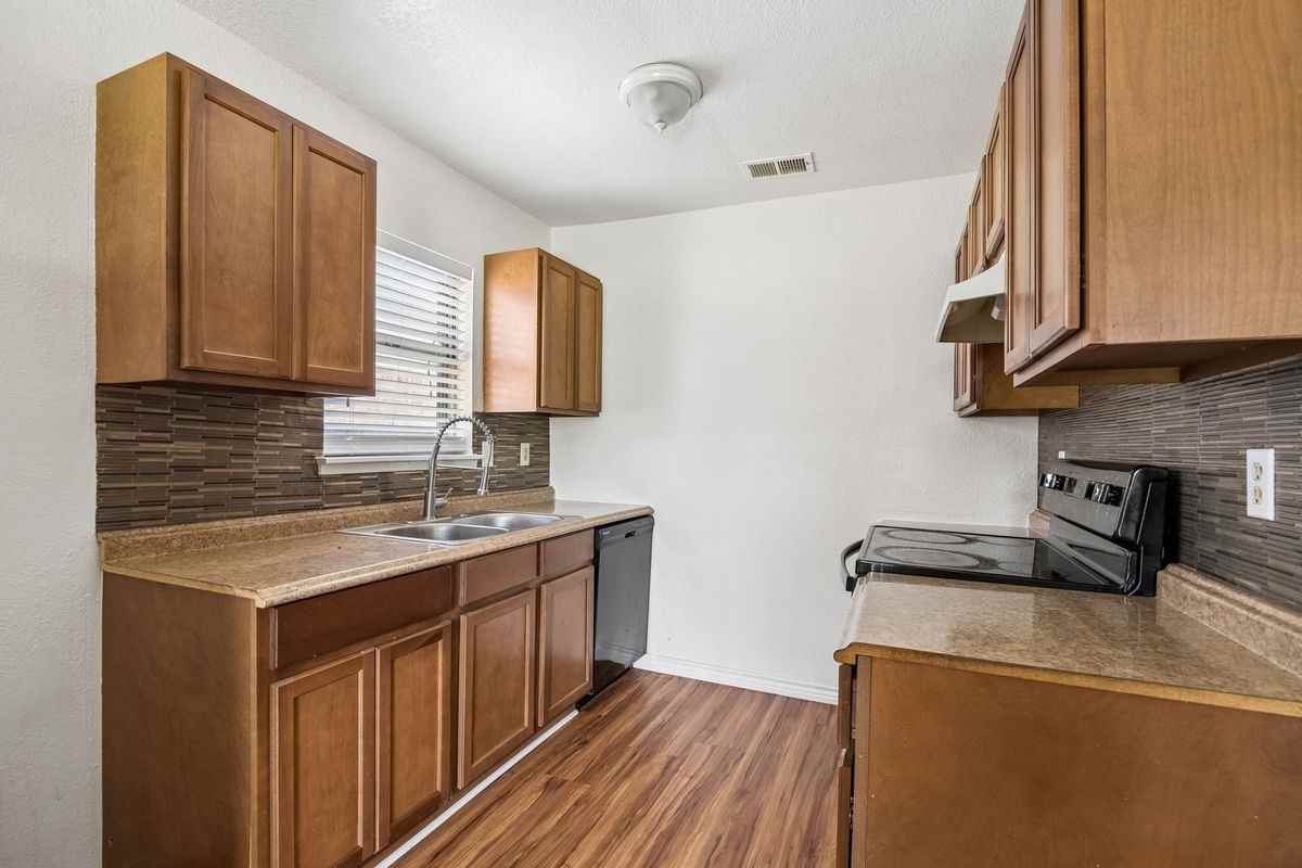 6221 Pine St - Photo 6 of 12