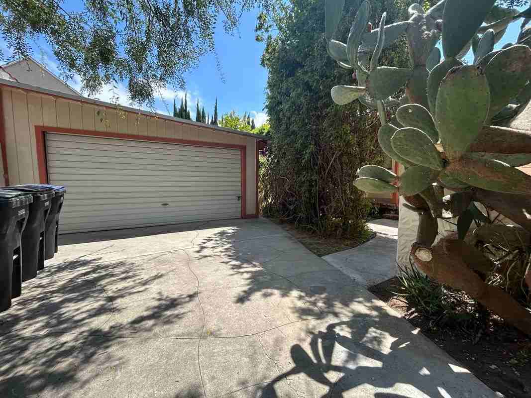 214 E Stocker St - Photo 2 of 16
