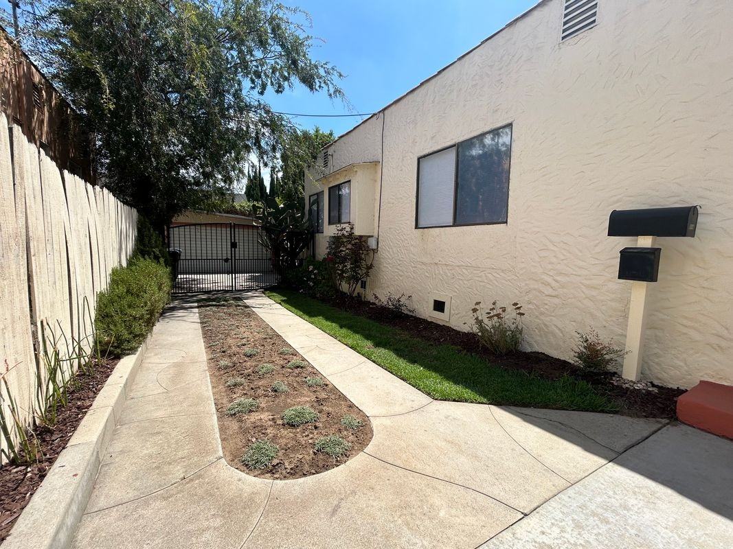 214 E Stocker St - Photo 3 of 16