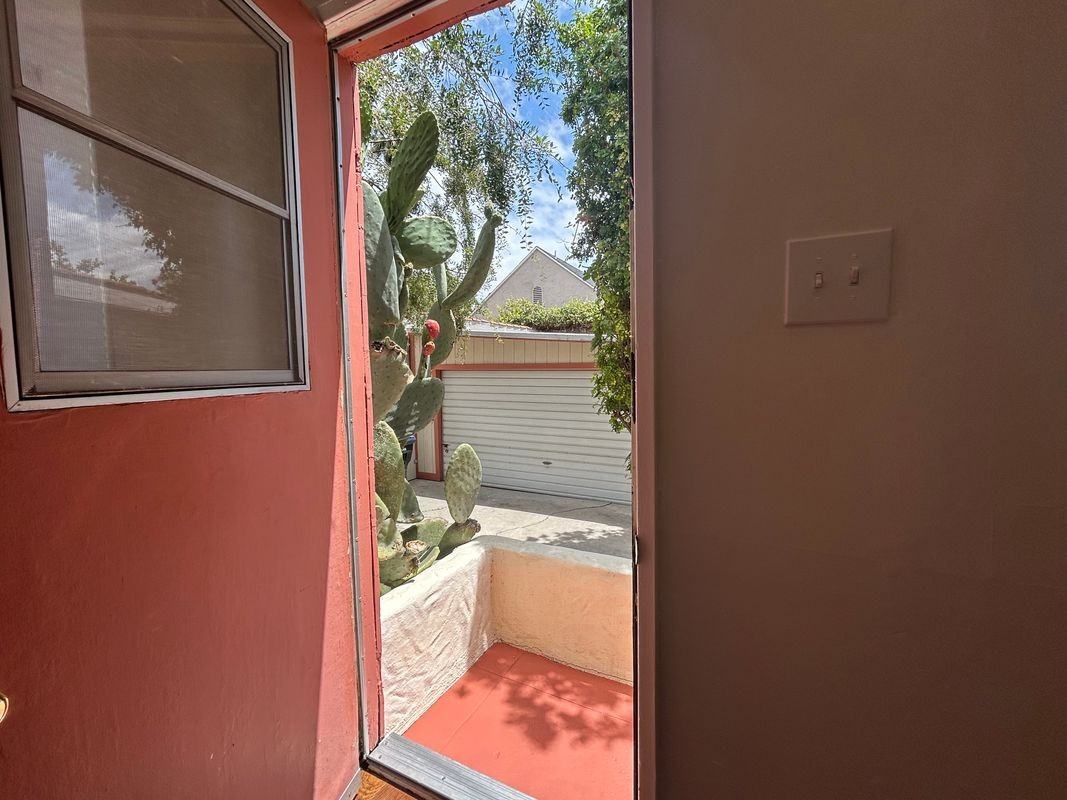 214 E Stocker St - Photo 4 of 16