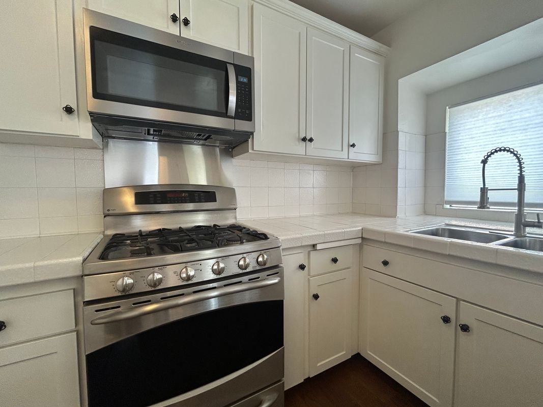 214 E Stocker St - Photo 5 of 16