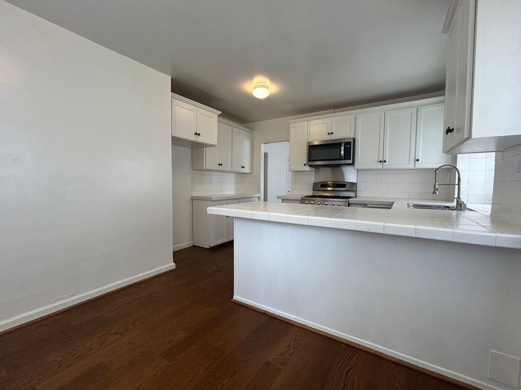 214 E Stocker St - Photo 6 of 16