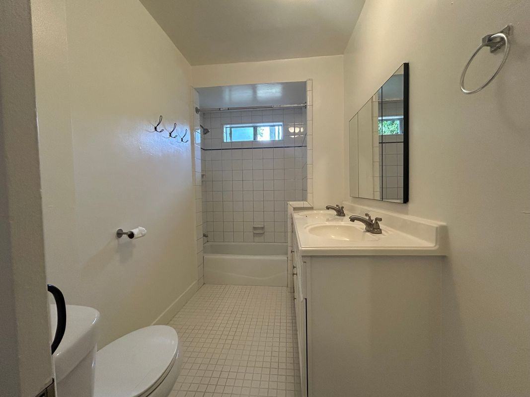214 E Stocker St - Photo 7 of 16
