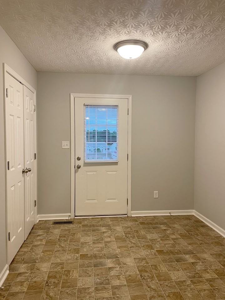 374 Upper Stone Ave - Photo 3 of 8